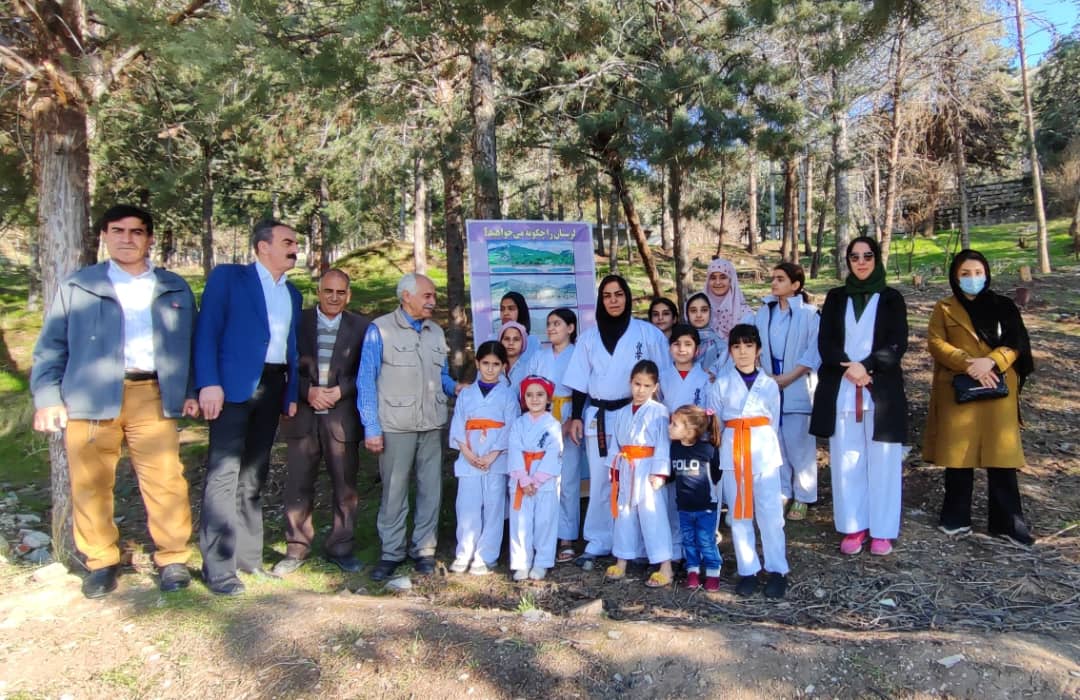 آیین گرامیداشت هفته درختکاری و منابع طبیعی با کاشت نهال توسط کاراته کا های خرم آباد برگزار شد